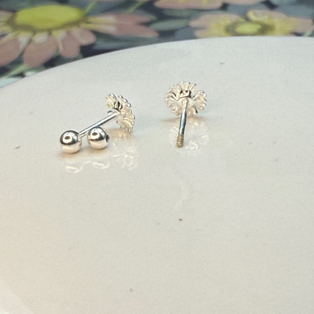 ⭐️Sterling silver daisy screw back earrings nwot - Picture 5 of 7